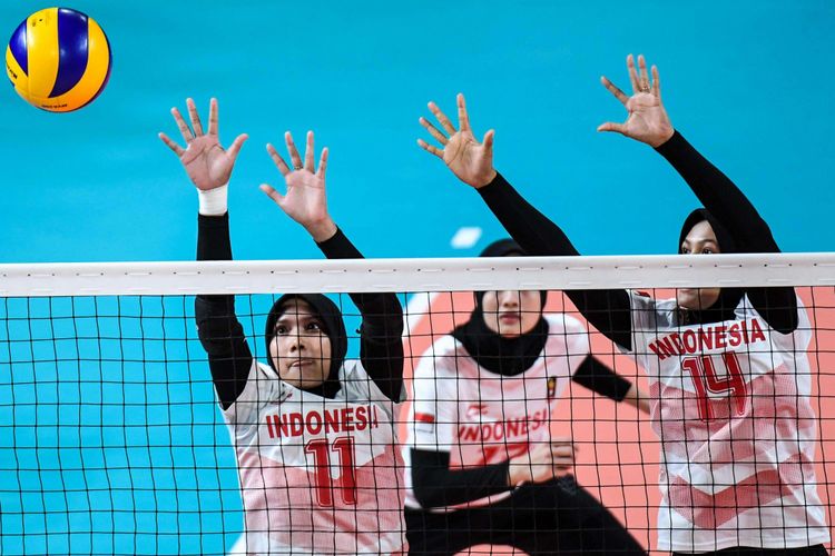 Pebola voli Indonesia memblok smash dari pemain Korea Selatan pada pertandingan babak perempatfinal bola voli putri Asian Games 2018 di Tennis Indoor Senayan, Jakarta Pusat, Rabu (29/8/2018). Tim voli Korea Selatan menang dan melanjutkan ke semifinal.