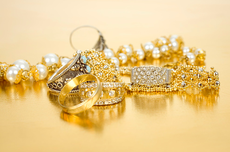 Cara Mengecek Keaslian dan Merawat Perhiasan Emas