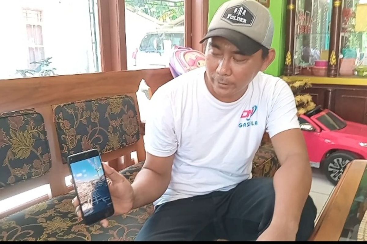 Dodi Romdani menunjukkan pekerjaannya selama jadi PMI di Jepang, saat ditemui di rumahnya, Jumat (14/2/2025).