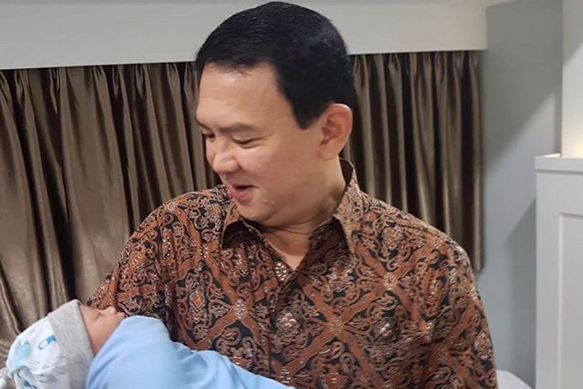 Komisaris Utama Pertamina Basuki Tjahaja Purnama (Ahok) menggendong putranya dengan Puput Nastiti Devi, Yosafat Abimanyu Purnama, yang lahir pada Senin (6/1/2020).