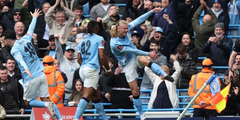 Striker Manchester City Erling Haaland merayakan gol kedua bersama rekan-rekan setimnya pada laga perempat final Piala FA Inggris antara Manchester City dan Liverpool di Stadion Etihad di Manchester, barat laut Inggris, pada 4 April 2026.