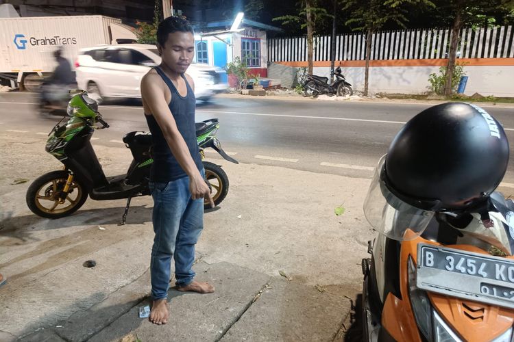Hamdani (23) selaku rekan korban, Rifky (22), menunjukkan lokasi motor Rifky yang hendak dicuri pria tidak dikenal pada Minggu (30/7/2023), Penggilingan, Cakung, Jakarta Timur, Selasa (1/8/2023).