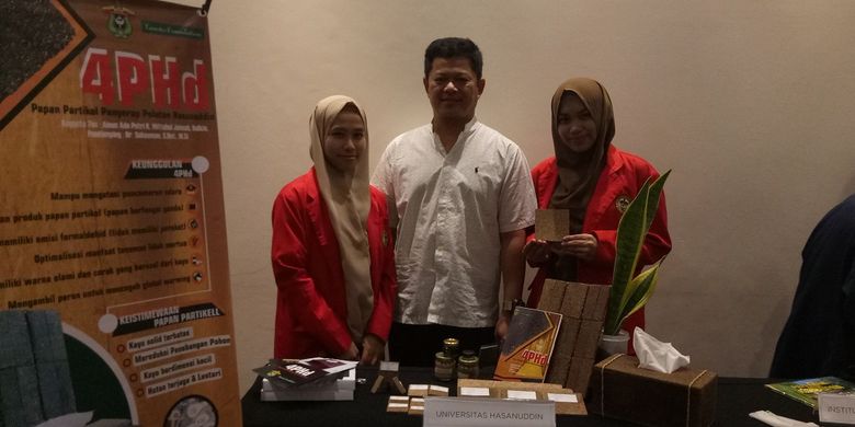 Ainun Ade Putri (Kanan) bersama dosen dan rekan satu timnya saat menghadiri acara Tanoto Student Research Award (TSRA) 2019yang diselenggarakan Tanoto Foundation, di Soehanna Hall, Jakarta, Rabu (27/11/2019)
