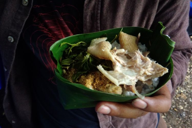 Nasi Wiwitan yang dibagikan Kepada Warga dalam Tradisi Wiwitan di Dusun Sukorame, Mangunan, Dlingo, Bantul