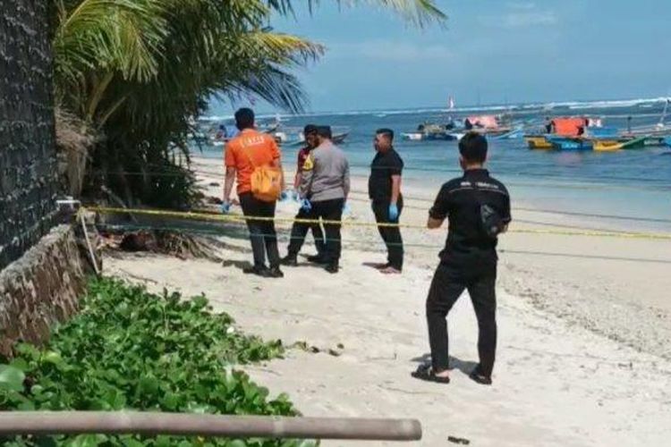 Polisi saat melakukan olah TKP penemuan dua jasad wanita di area laut dan pantai Kalapa Condong, Desa Ujunggenteng, Kecamatan Ciracap, Kabupaten Sukabumi, Senin (20/6/2022) 

