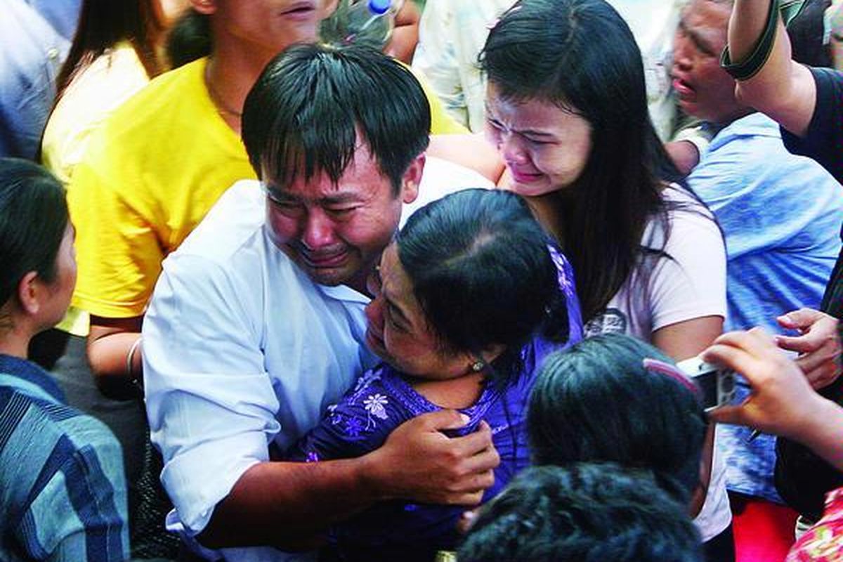  Seorang ibu memeluk putranya yang baru dibebaskan dari Penjara Insein di Yangon, Myanmar, Rabu (12/10). Myanmar membebaskan komedian dan pengkritik Pemerintah Zarganar beserta 6.300 tahanan lain pada hari itu, tetapi tetap memenjarakan sejumlah tahanan politik penting, memupus harapan pemberian amnesti yang lebih luas.