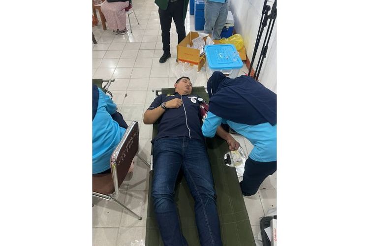 CEO Hanafi Kreasi Group Sheavtiyan ikut mendonorkan darah. 

