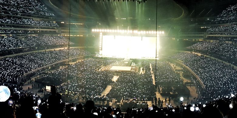 Suasana konser BTS Permission to Dance On Stage - LA di SoFi Stadium, Inglewood, California, Kamis (2/12/2021) waktu setempat.