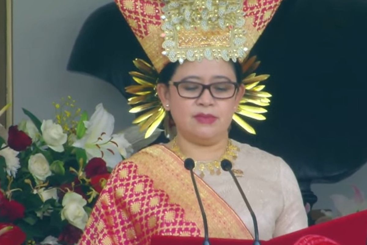 Ketua DPR Puan Maharani saat membacakan teks proklamasi dalam Upacara Peringatan Detik-detik Proklamasi Kemerdekaan RI di Istana Merdeka, Selasa (17/8/2021). 