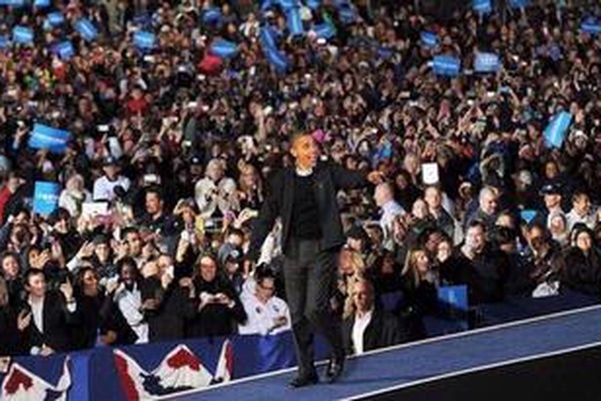 Presiden Amerika Serikat Barack Obama tiba di arena kampanye di Aurora, Colorado, Minggu (4/11/2012). 