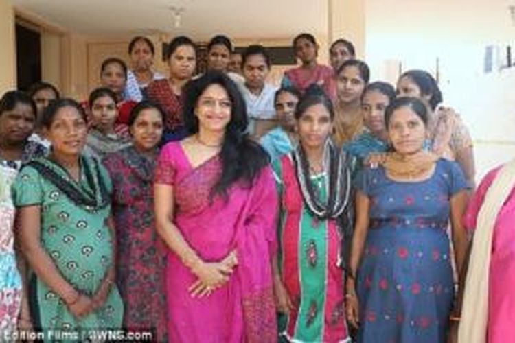 Dr Nayna Patel (depan, tengah) sedang membangun sebuah surrogate house terbesar di dunia untuk menyediakan ruangan bagi para perempuan yang sedang mengandung bayi-bayi pasangan kaya, terutama dari dari Amerika dan Eropa.
