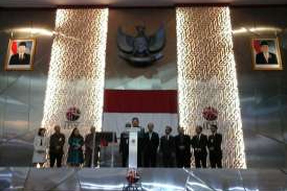 President The Institute of Internal Auditors Indonesia (IIA Indonesia) Hari Setianto membuka perdagangan Bursa Efek Indonesia, Senin (6/6/2016).