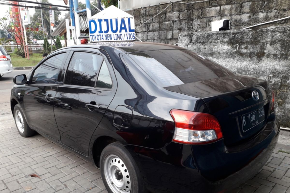 Salah satu unit Toyota Limo eks taksi Blue Bird siap jual yang dipajang di pool Blue Bird di Depok, Jumat (29/6/2018).