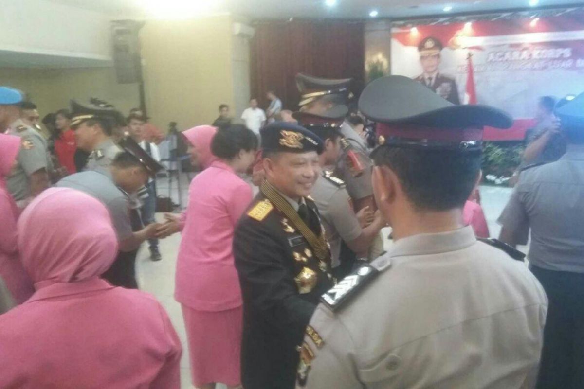  Kepala Polri Jenderal Tito Karnavian memberi selamat kepada anggota Polda Metro Jaya yang mendapat kenaikan pangkat luar biasa, Kamis (17/8/2017).