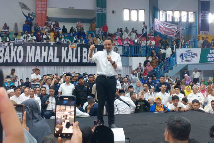 Calon Presiden nomor urut 1 Anies Baswedan saat kampanye di GOR Jalan Williem Iskandar, Deli Serdang, Sumatera Utara, Minggu (3/12/2023).