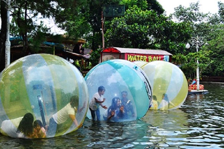 Wahana permainan bola air di Taman Wisata Matahari.