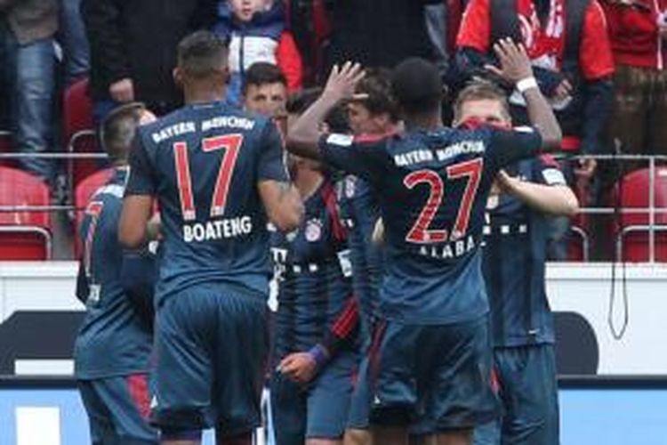 Para pemain Bayern Muenchen merayakan gol yang dicetak ke gawang FC Mainz pada laga Bundesliga di Coface Arena, Mainz, Sabtu (22/3/2014).