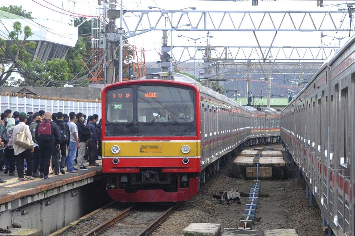 Penumpang KRL Jabodetabek. Orang kaya akan bayar tarif KRL lebih mahal.