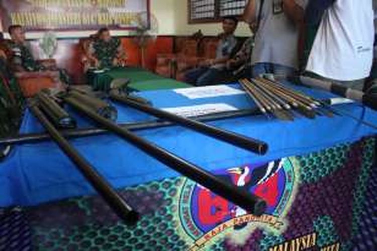 Satgas Pamtas Yonif 614 /Raja Pandhita menerima tiga senjata rakitan serta busur panah dan tombak yang diserahkan warga di wilayah perbatasan secara suka rela di Nunukan, Kalimantan Utara. Senjata tersebut biasanya digunakan warga untuk berburu maupun menjaga kebun milik mereka. 