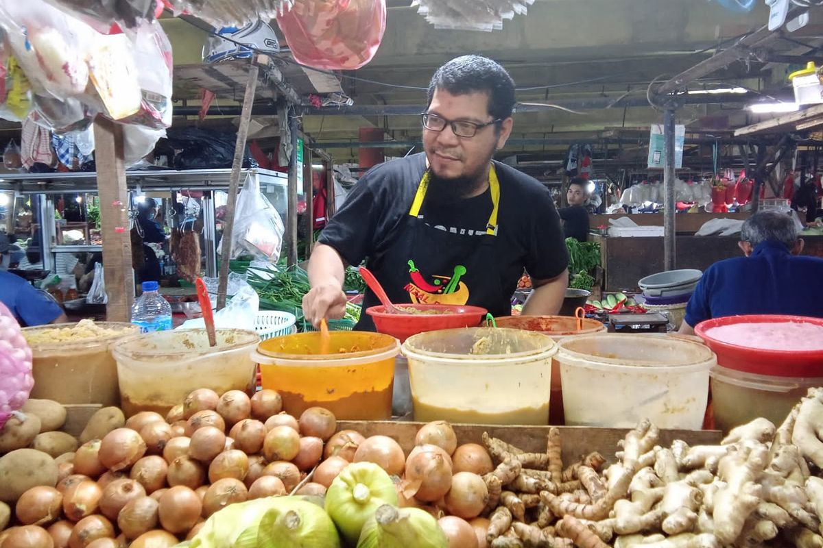 Afrizal Rifai, salah satu pedagang bumbu di Pasar Tomang Barat, Jakarta Barat. 