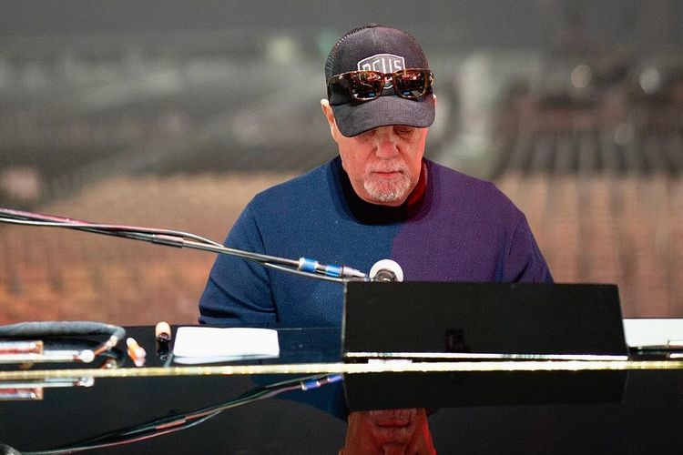 Billy Joel melakukan soundcheck di Tokyo Dome 2024.