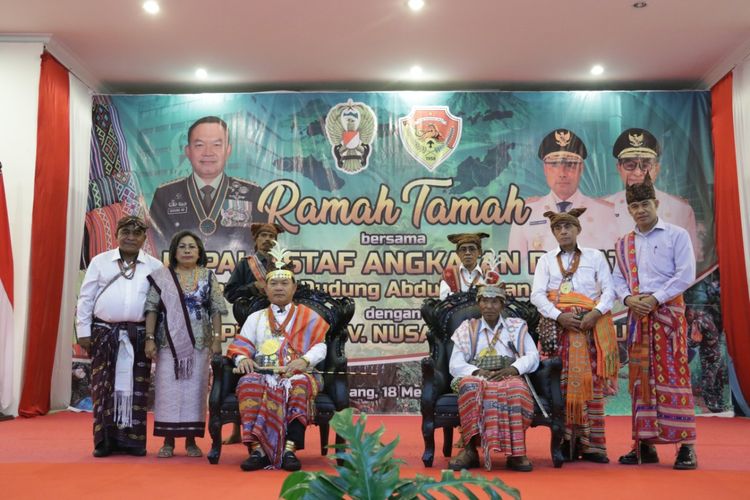 Kepala Staf TNI Angkatan Darat (KSAD) Jenderal TNI Dudung Abdurachman, dinobatkan sebagai Pangeran oleh Raja Sonbai di Kota Kupang, Nusa Tenggara Timur (NTT) 