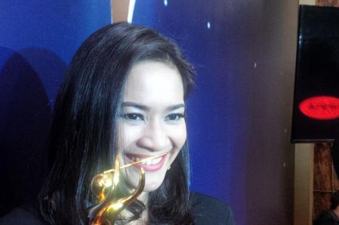 Ikke Nurjanah Raih Penghargaan Artis Solo Wanita Dangdut Terbaik AMI 2015