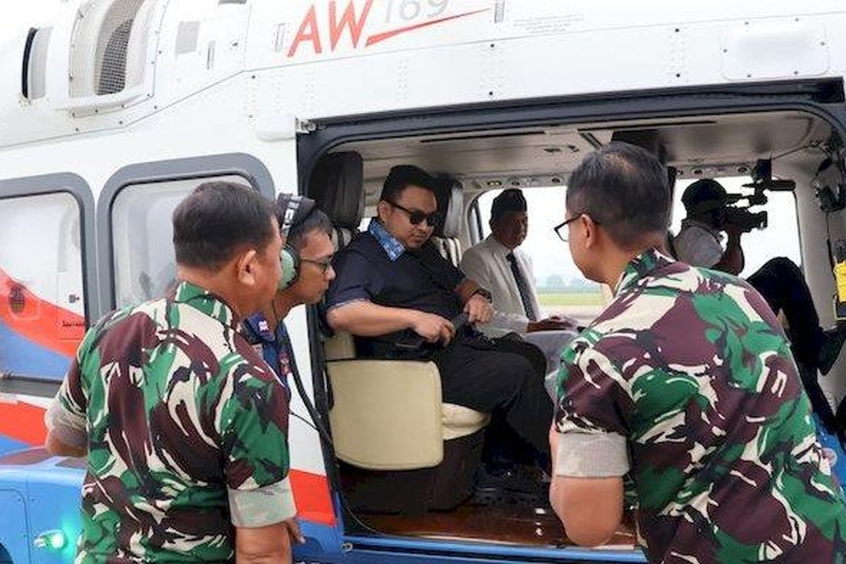 Keberangkatan Gubernur Jabar Dedi Mulyadi dan Bupati Subang Reynaldy ke Magelang gunakan Helikopter AgustaWestland 169 dari Lanud Suryadarma, Jumat (21/2/2025). 
