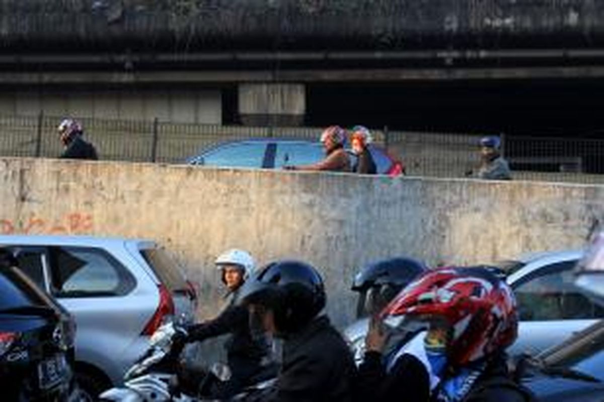 Sepeda motor melintasi tol Jakarta Outer Ring Road (JORR) tanpa transaksi atau gratis di kawasan Cilandak, Jakarta Selatan, Selasa (4/8/2015).