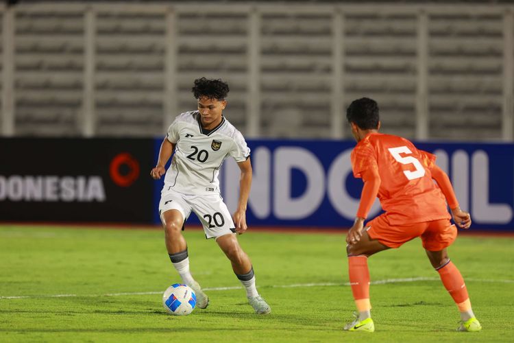 Pemain Timnas U23 Indonesia Hokky Caraka (kiri) mempertahankan bola saat beraksi pada laga persahabatan antara Indonesia vs India di Stadion Madya, Jakarta, Senin (13/10/2025).