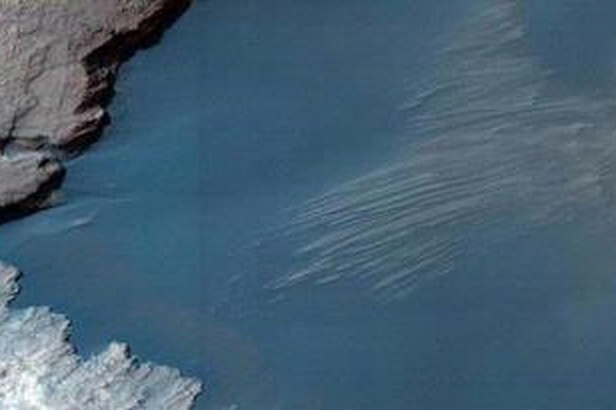 Kawah Rabe yang berwarna biru di Planet Merah.