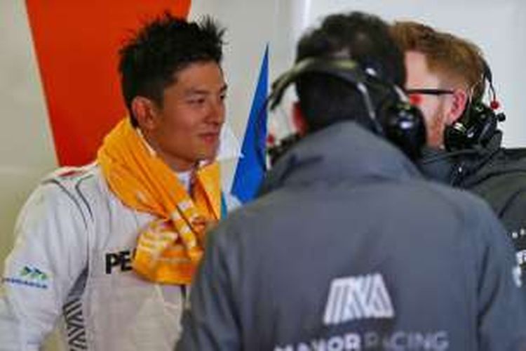 Pebalap Manor Racing asal Indonesia, Rio Haryanto (kiri), berdiskusi dengan tim pada hari ketiga tes pramusim Formula 1 2016 di Sirkuit de Barcelona-Catalunya, Kamis (24/2/2016).