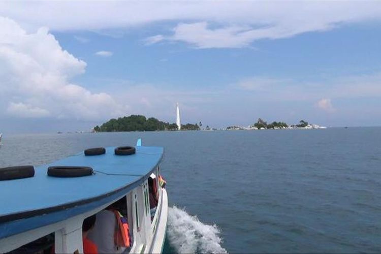Kapal motor mengangkut wisatawan menuju Pulau Lengkuas, Belitung 2019.