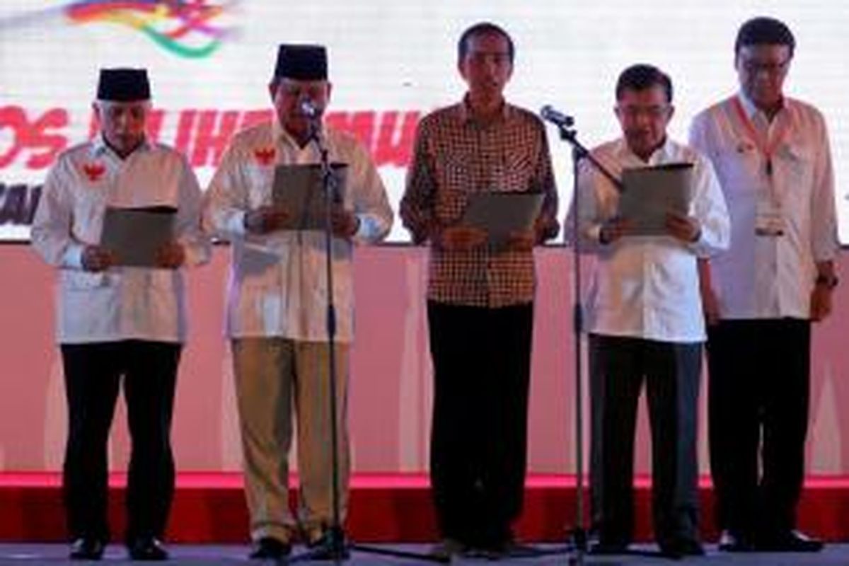 Calon presiden dan wakil presiden Prabowo Subianto-Hatta Rajasa bersama Joko Widodo-Jusuf Kalla membaca Deklarasi Pilpres Berintegritas dan Damai di Jakarta, Selasa (3/6/2014). Acara yang diselenggarakan Komisi Pemilihan Umum tersebut menandai dimulainya masa kampanye Pilpres dari 4 Juni sampai 5 Juli.