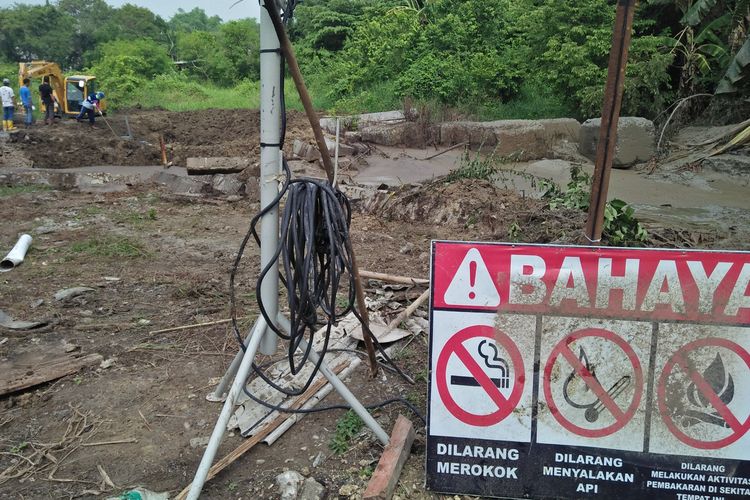 Sumur minyak tua di lahan milik Nanang Zamroni sudah terlihat reda, usai sempat kembali menyemburkan material campuran lumpur, minyak, dan air, Kamis (26/12/2019) malam.