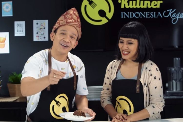 Peragaan demo masak yang dilakukan oleh Jordi Onsu dan Astrid Enricka dalam web series Kuliner Indonesia Kaya.