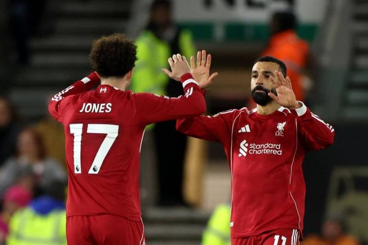 Penyerang Liverpool Mohamed Salah (kiri) dan Curtis Jones merayakan gol pada laga Liga Inggris antara Wolverhampton Wanderers dan Liverpool di stadion Molineux di Wolverhampton, Inggris tengah pada 3 Maret 2026.