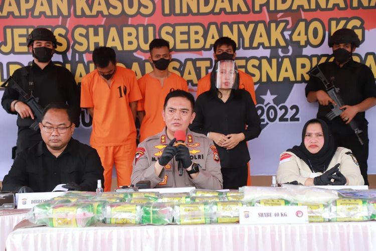 Kapolda Riau Irjen Muhammad Iqbal saat memberikan penjelasan di Polres Bengkalis terkait penangkapan tiga pelaku penyelundup 40 kilogram sabu dari Malaysia, di Kabupaten Bengkalis, Riau, Selasa (6/9/2022).