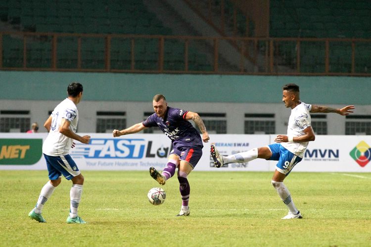 Bek Persita, Adam Mitter (tengah), mencoba melepaskan bola melewati kawalan dua pemain Persib Bandung Wander Luiz (kanan) dan Esteban Vizcarra (kiri), saat kedua tim bertemu di pekan ke-2 BRI Liga 1 2021/2022 di Stadion Wibawa Mukti, Cikarang, Sabtu (11/9/2021). 