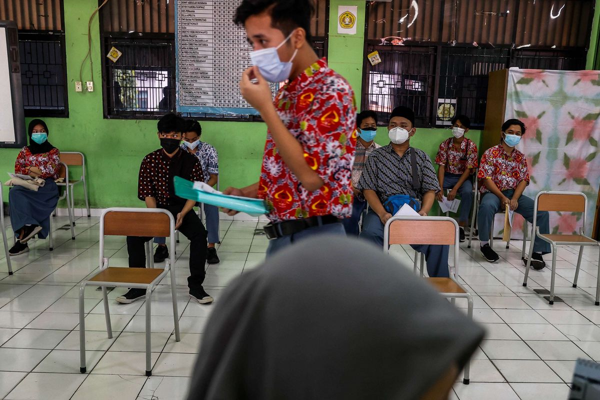 Pelajar saat menerima vaksin dari tenaga kesehatan di SMA 20 Jakarta Pusat, Kamis (1/7/2021). Gubernur DKI Jakarta, Anies Baswedan meminta orang tua mendorong anak berumur 12 hingga 17 tahun mengikuti vaksinasi covid-19. Seluruh anak sekolah pada rentang usia ini dipastikan akan mendapatkan vaksin covid-19.