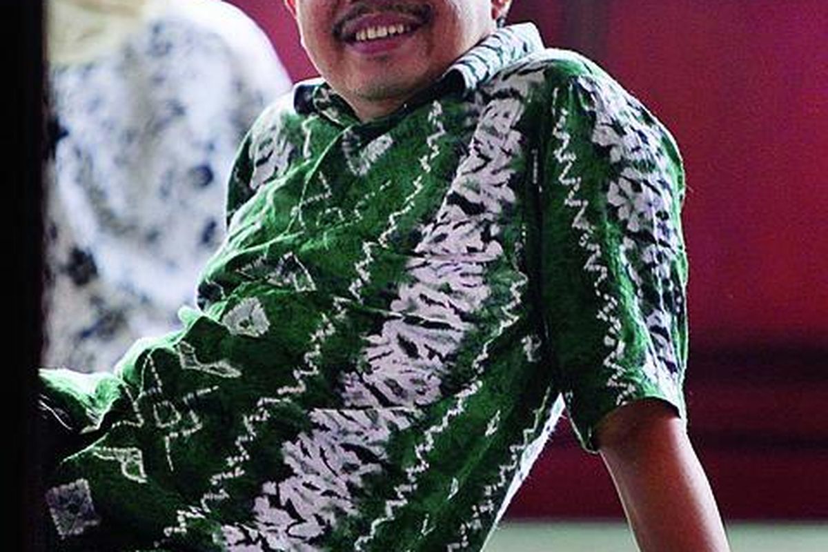 Terdakwa Dadong Irbarelawan menanti sidang dimulai di Pengadilan Tindak Pidana Korupsi Jakarta, Senin (13/2). Dadong didakwa menerima suap dalam proyek  Dana Percepatan Pembangunan Infrastruktur Daerah Transmigrasi di Kementerian Tenaga Kerja dan Transmigrasi.