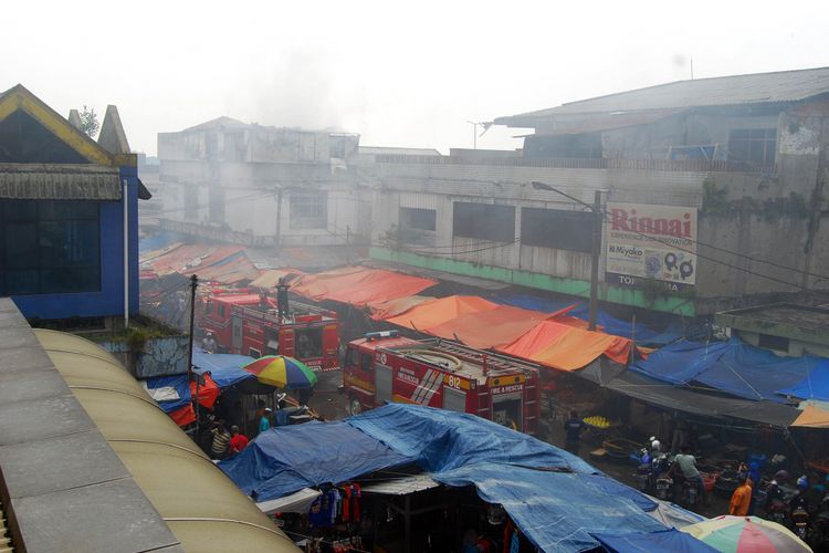 Asap api terus membumbung tinggi dalam peristiwa kebakaran di salah satu toko kelontong di kawasan Pasar Anyar, Kota Bogor, Jumat (12/5/2017).