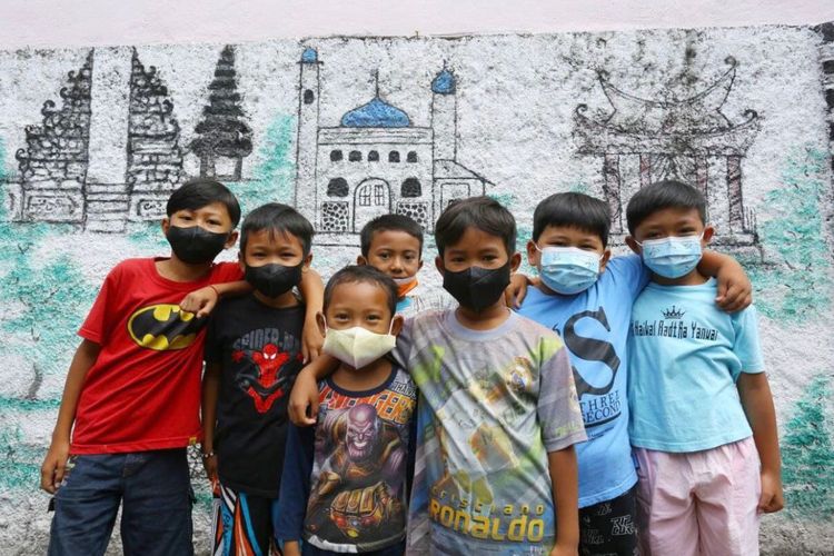 Anak-anak berfoto di depan gang Kampung Toleransi di RW 08, Kelurahan Kebon Jeruk, Kecamatan Andir, Kota Bandung.