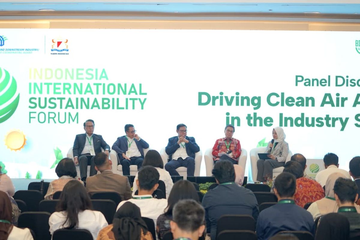 Pembicara dalam dalam sesi tematik Indonesia International Sustainability Forum (IISF) di Jakarta Pusat, Jumat (10/10/2025).
