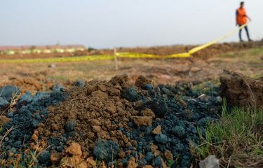 Limbah sludge atau lumpur beracun ditemukan dikubur dalam tanah proyek perumahan di Desa Darawolong, Kecamatan Purwasari, Kabupaten Karawang, Rabu (30/10/2019).