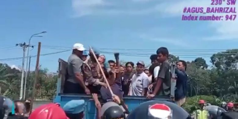 Tangkapan layar video viral anggota polisi banting seorang pria dari atas mobil truk di Kabupaten Rokan Hulu, Riau, Senin (30/5/2022).