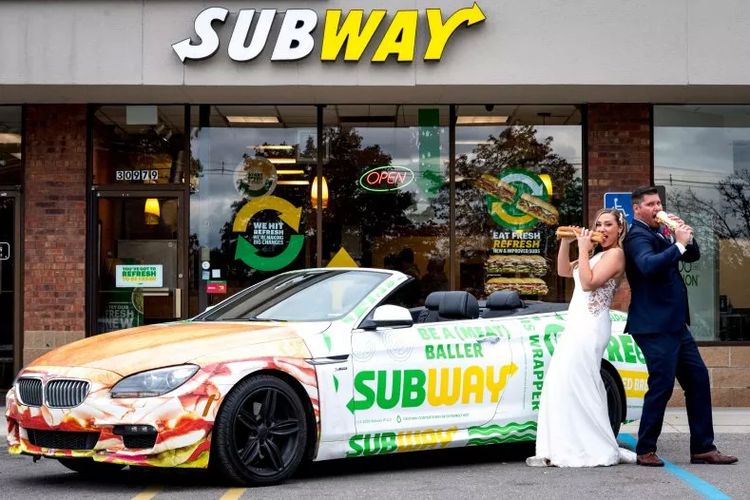 Pasangan Julie Bushart dan Zack Williams untuk pertama kalinya bertemu dalam sebuah kesempatan tak terduga di Restoran Subway di Five Mile Road, Livonia, Michigan.

