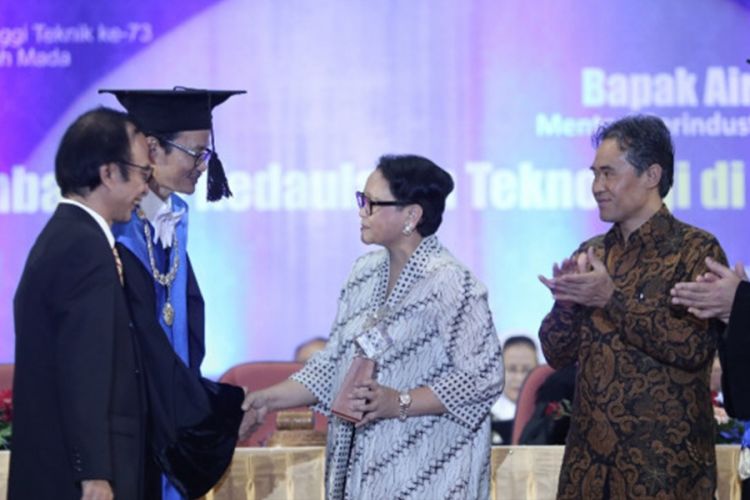 UGM memberikan penghargaan Herman Johannes Award (HJA) kepada 3 menteri Kabinet Kerja dalam peringatan Hari Pendidikan Tinggi Teknik, Jumat (22/2/2019) di Grha Sabha Pramana UGM, Yogyakarta.
