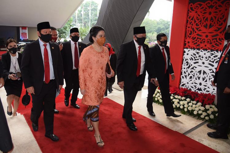 Ketua DPR RI Puan Maharani (tengah) tampak mengenakan kebaya jingga berpadu kain cokelat saat menghadiri sidang tahunan MPR di Kompleks Parlemen, Senayan, Jakarta, Jumat (14/8/2020).