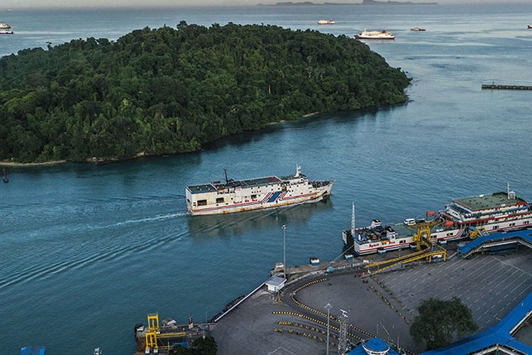 Foto aerial Pelabuhan Merak di Banten, Jumat (22/5/2020). Menjelang Hari Raya Idul Fitri 1441 H, arus penyeberangan penumpang di Pelabuhan Merak mengalami penurunan penumpang hingga 98,3 persen jika dibandingkan periode yang sama pada tahun lalu dikarenakan adanya aturan larangan mudik dari pemerintah demi mencegah penyebaran pandemi COVID-19.